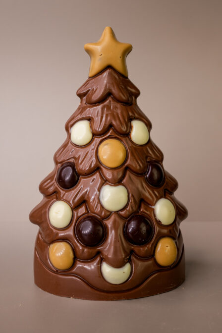 Kerstboom met ster en ballen